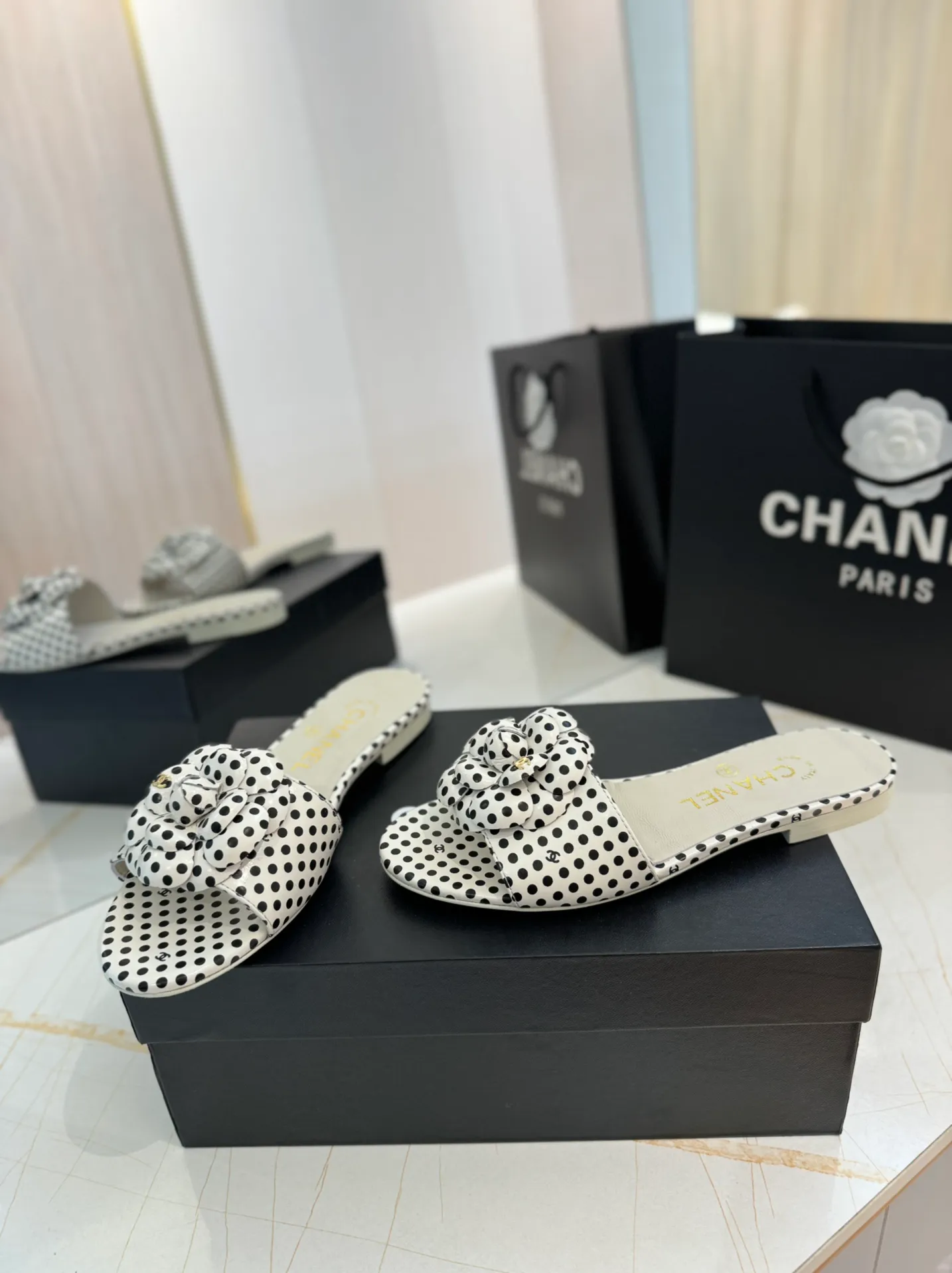 👟👟Ex-factory price 520👟👟 Purchasing agent Chanel 24C new spring and summer camellia hollow slippers series This season’s camellia series is really beautiful, with the usual elegant ladylike temperament of Grandma Xiang’s family, full of high-end sense! It’s very nice on the feet~ Whether worn barefoot or paired with skirts or trousers, it’s very versatile! Incomparably beautiful! Specially made of imported lambskin for the upper, mixed sheepskin for the lining, Italian grade A genuine leather outsole Size: #35-39 (40/41 customized)